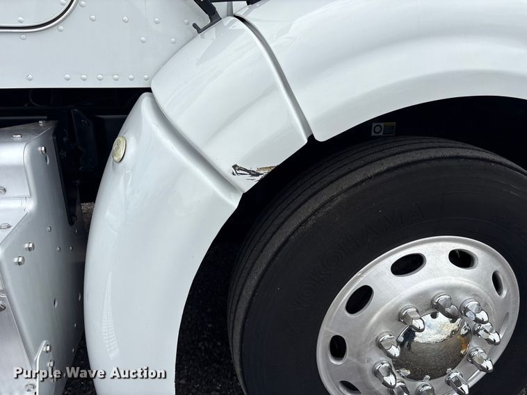 image for item EG9013 2013 Peterbilt 386 semi truck