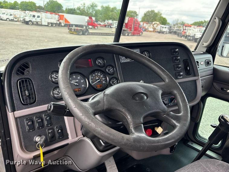 image for item EG9013 2013 Peterbilt 386 semi truck