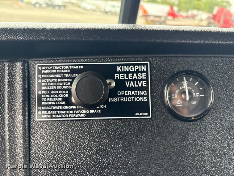 image for item EG9013 2013 Peterbilt 386 semi truck