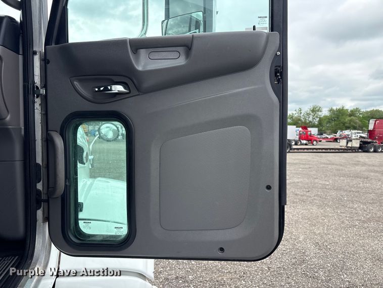 image for item EG9013 2013 Peterbilt 386 semi truck