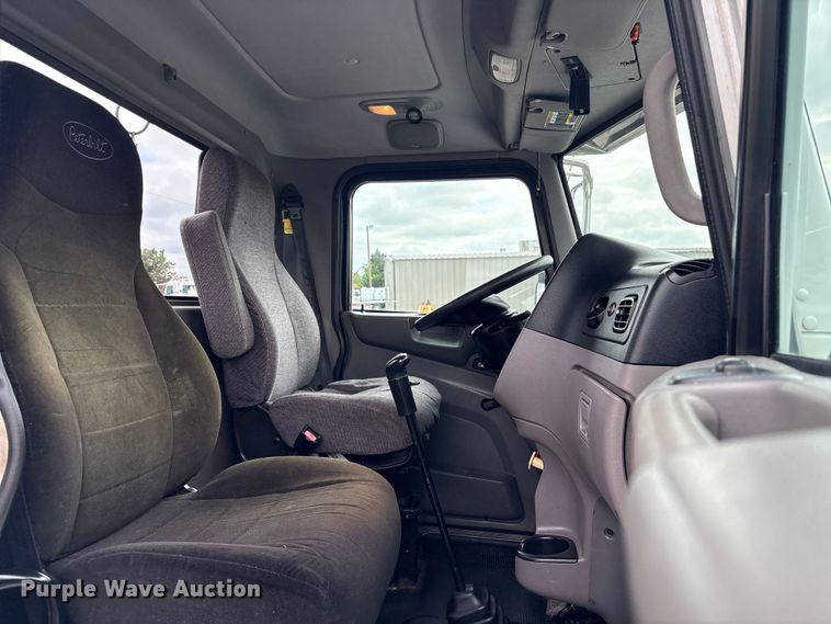image for item EG9013 2013 Peterbilt 386 semi truck