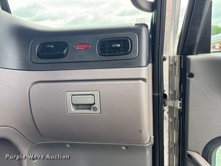 image for item EG9013 2013 Peterbilt 386 semi truck