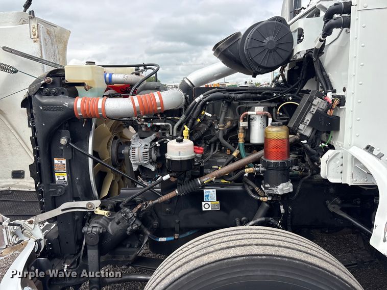image for item EG9013 2013 Peterbilt 386 semi truck