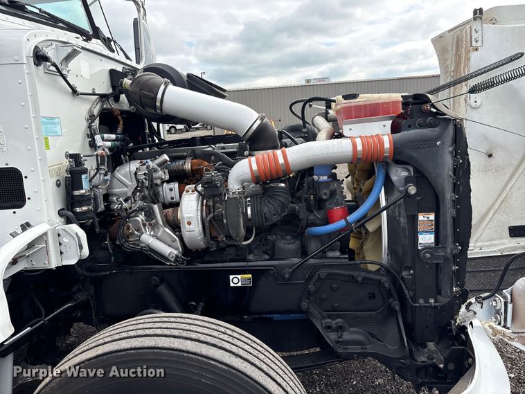 image for item EG9013 2013 Peterbilt 386 semi truck