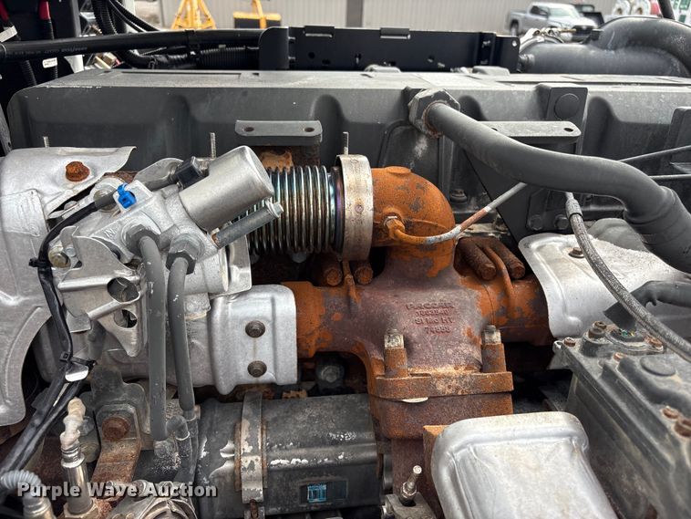 image for item EG9013 2013 Peterbilt 386 semi truck