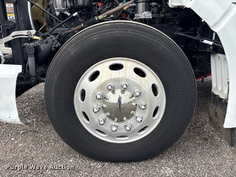 image for item EG9013 2013 Peterbilt 386 semi truck