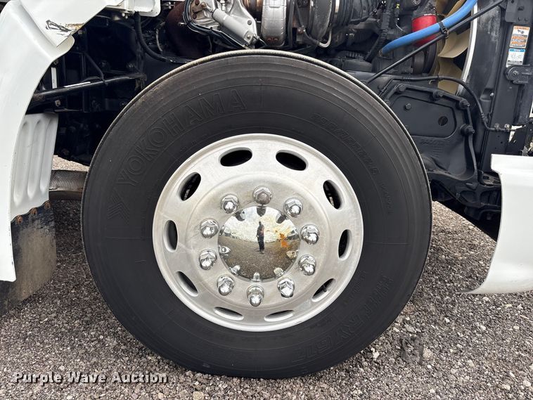 image for item EG9013 2013 Peterbilt 386 semi truck