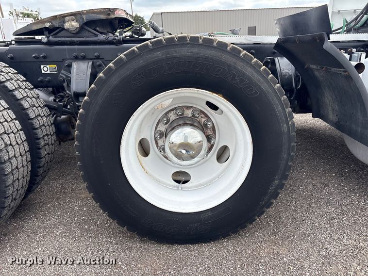 image for item EG9013 2013 Peterbilt 386 semi truck