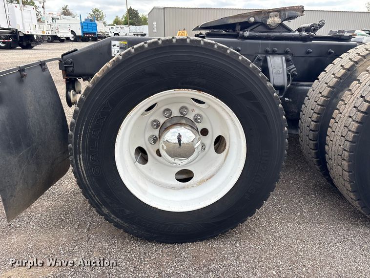 image for item EG9013 2013 Peterbilt 386 semi truck