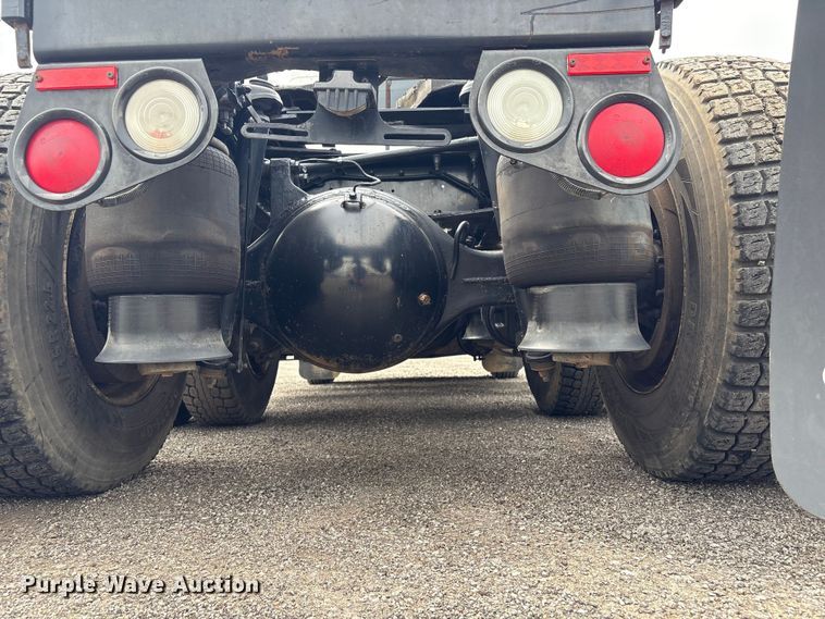 image for item EG9013 2013 Peterbilt 386 semi truck