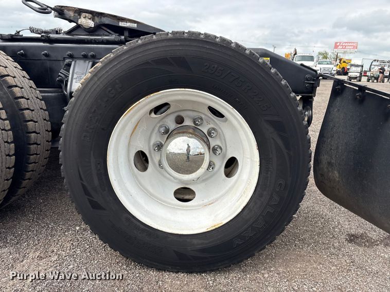 image for item EG9013 2013 Peterbilt 386 semi truck