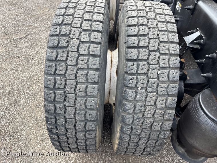 image for item EG9013 2013 Peterbilt 386 semi truck