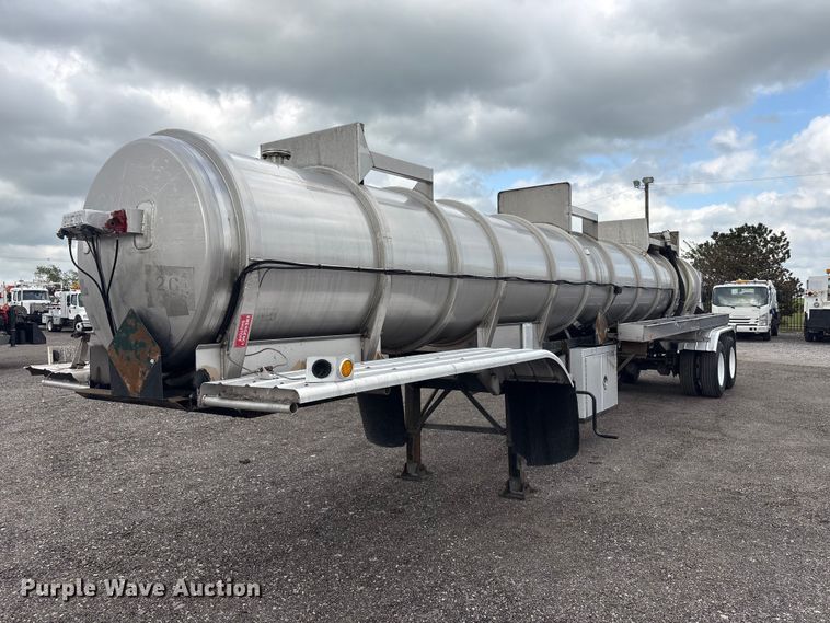 image for item EG9024 1988 Heil S0-3112 tank trailer