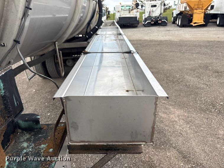 image for item EG9024 1988 Heil S0-3112 tank trailer