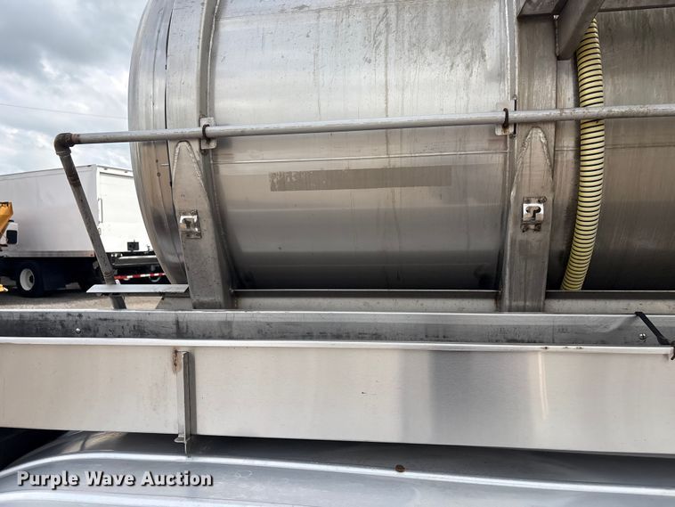 image for item EG9024 1988 Heil S0-3112 tank trailer