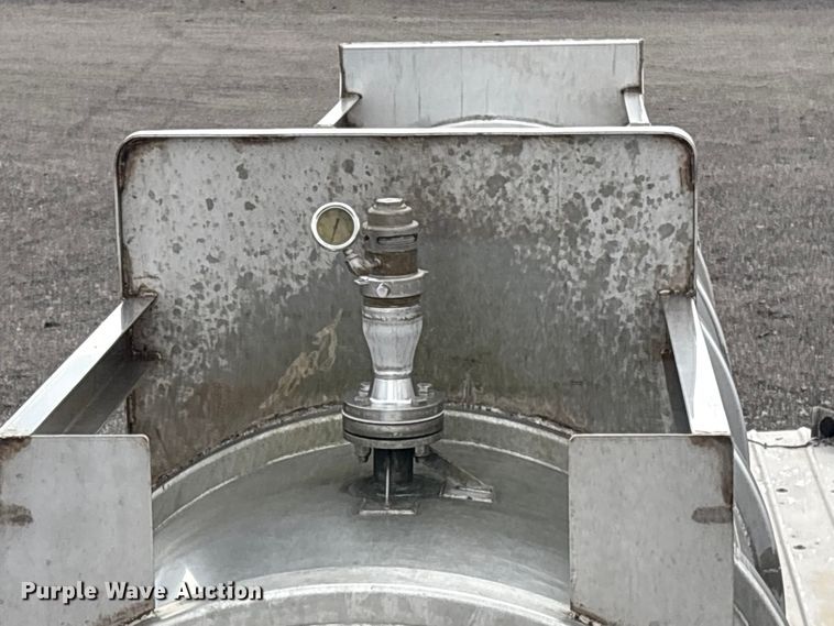 image for item EG9024 1988 Heil S0-3112 tank trailer