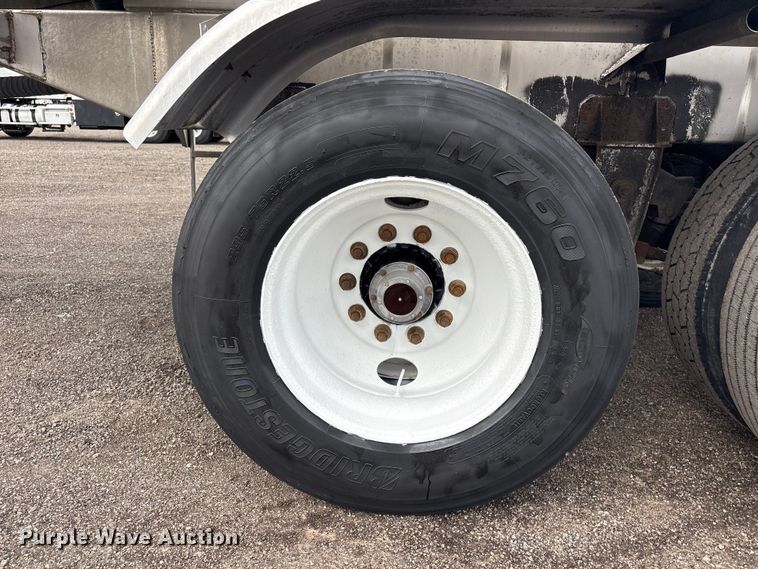 image for item EG9024 1988 Heil S0-3112 tank trailer