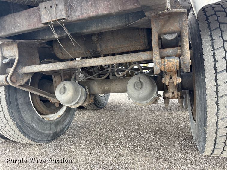 image for item EG9024 1988 Heil S0-3112 tank trailer