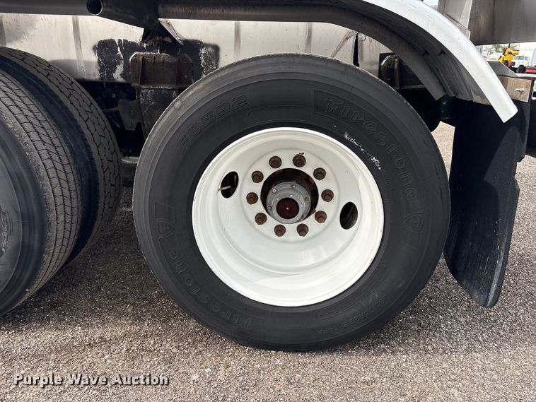 image for item EG9024 1988 Heil S0-3112 tank trailer