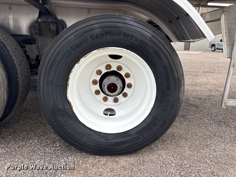 image for item EG9024 1988 Heil S0-3112 tank trailer