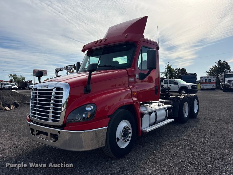 image for item EG9033 2015 Freightliner Cascadia 125 semi truck