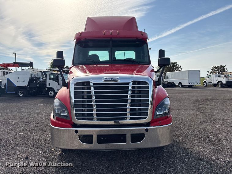 image for item EG9033 2015 Freightliner Cascadia 125 semi truck