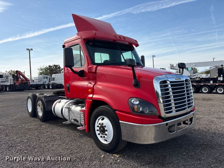 image for item EG9033 2015 Freightliner Cascadia 125 semi truck