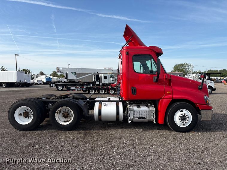 image for item EG9033 2015 Freightliner Cascadia 125 semi truck