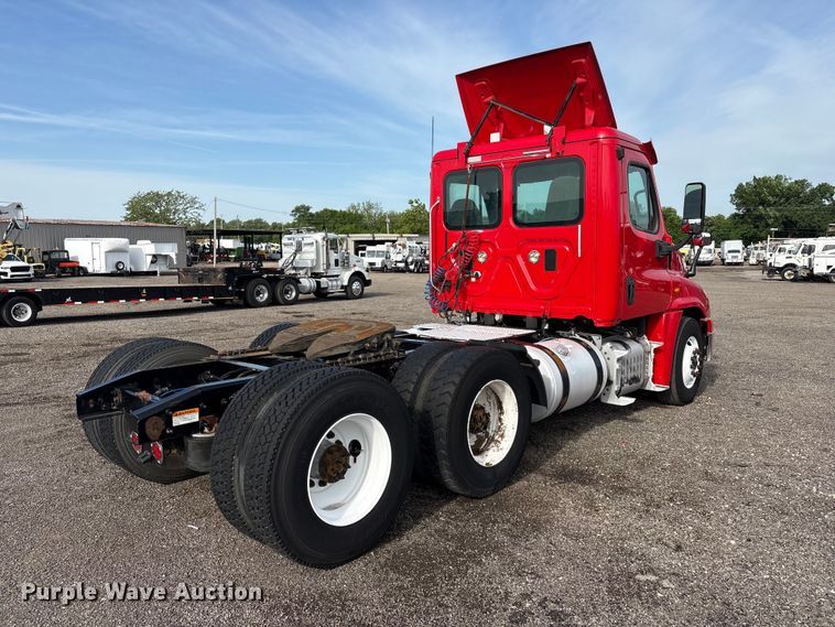image for item EG9033 2015 Freightliner Cascadia 125 semi truck