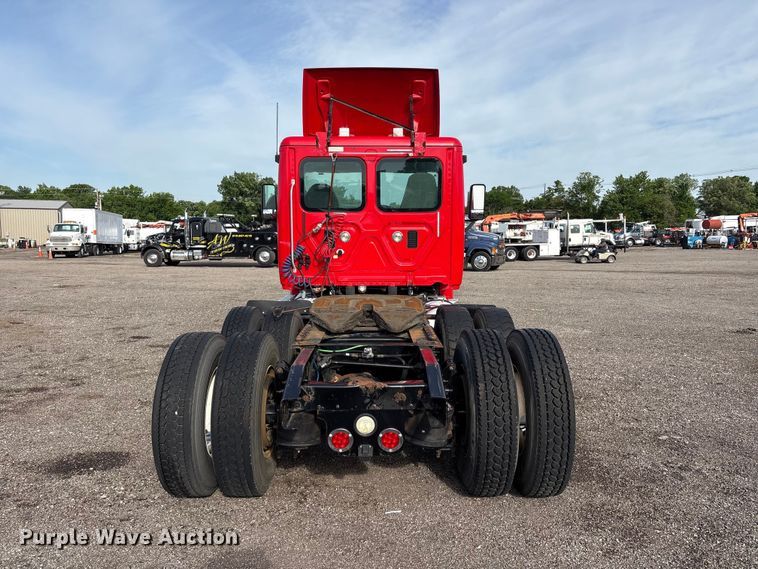 image for item EG9033 2015 Freightliner Cascadia 125 semi truck