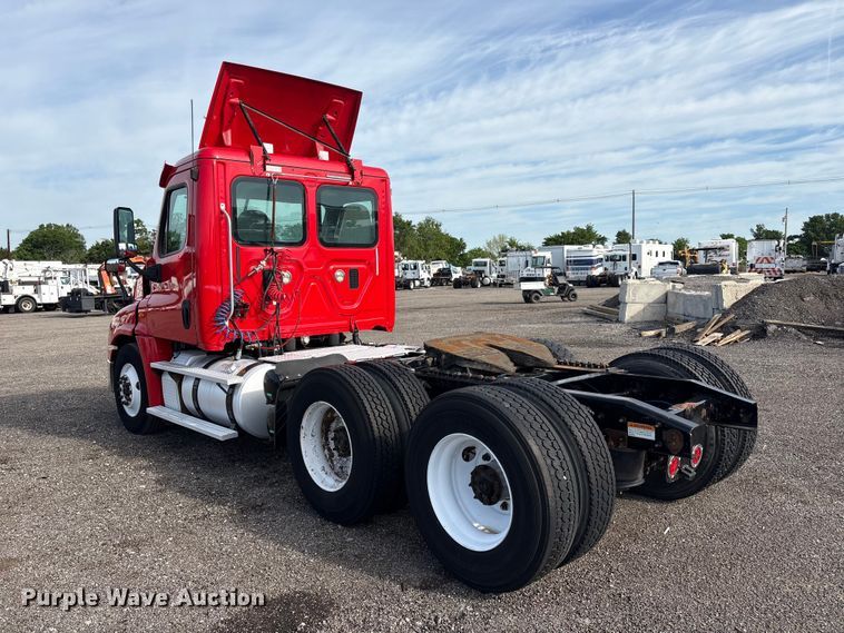 image for item EG9033 2015 Freightliner Cascadia 125 semi truck