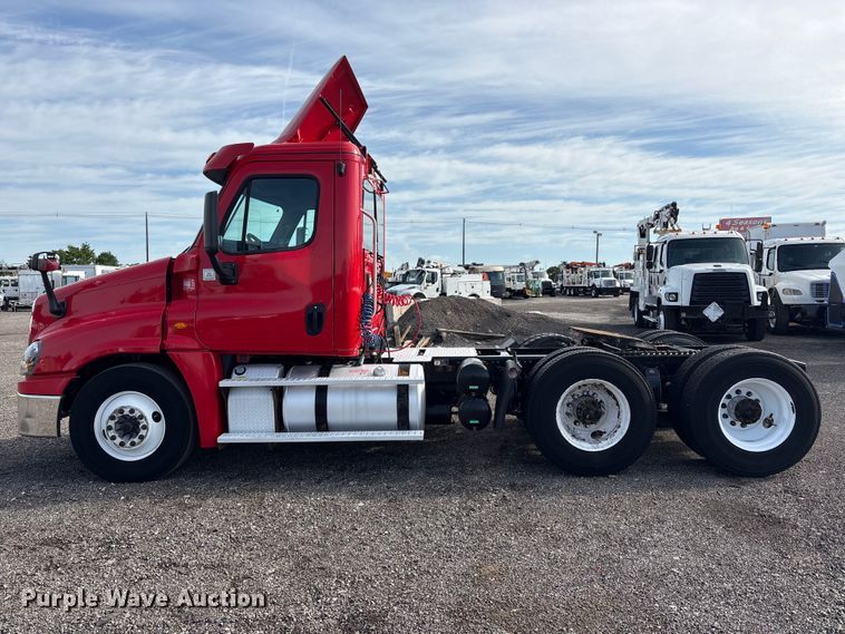 image for item EG9033 2015 Freightliner Cascadia 125 semi truck