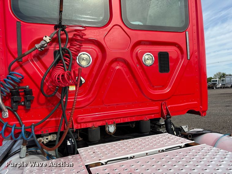 image for item EG9033 2015 Freightliner Cascadia 125 semi truck