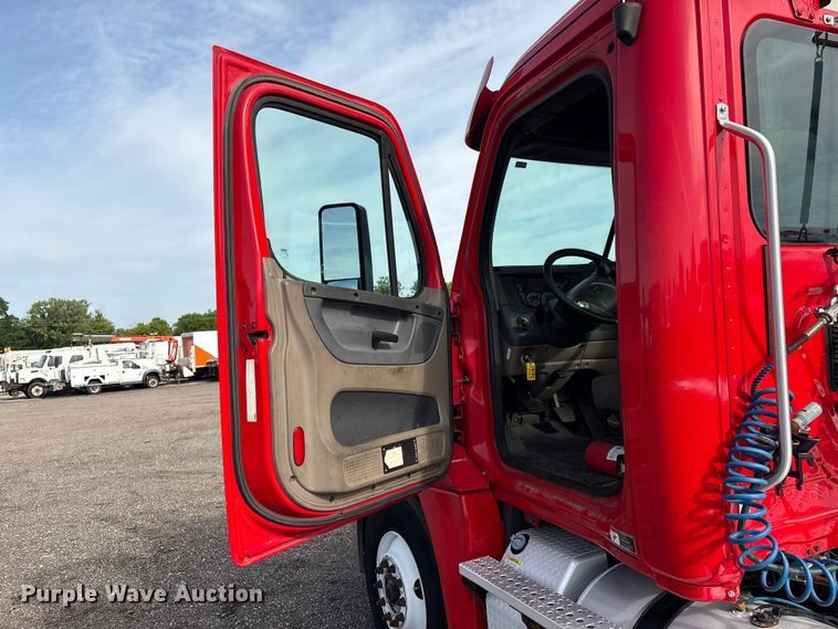 image for item EG9033 2015 Freightliner Cascadia 125 semi truck