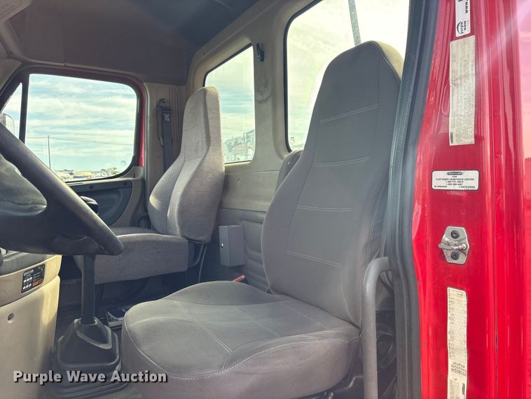image for item EG9033 2015 Freightliner Cascadia 125 semi truck