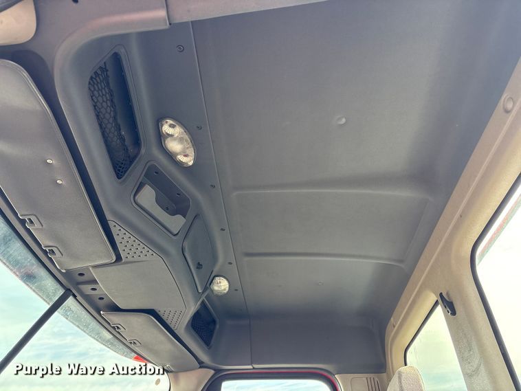 image for item EG9033 2015 Freightliner Cascadia 125 semi truck