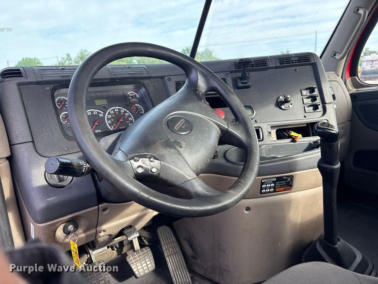 image for item EG9033 2015 Freightliner Cascadia 125 semi truck