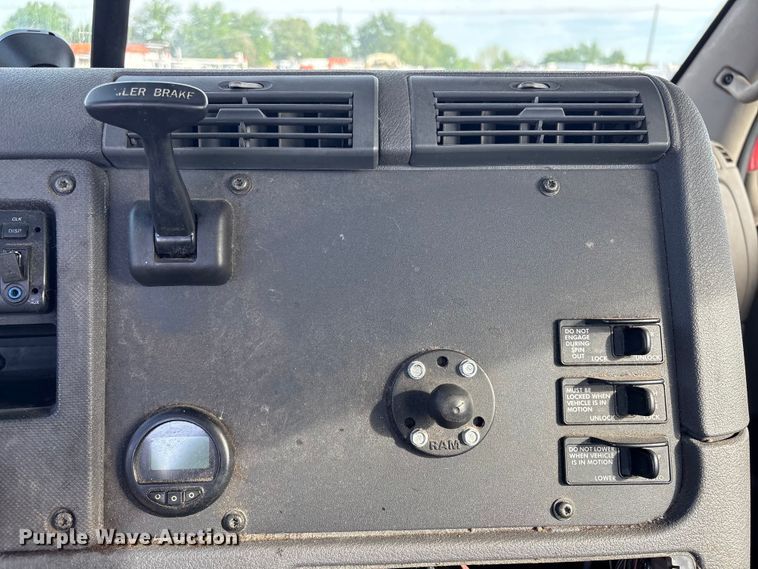image for item EG9033 2015 Freightliner Cascadia 125 semi truck