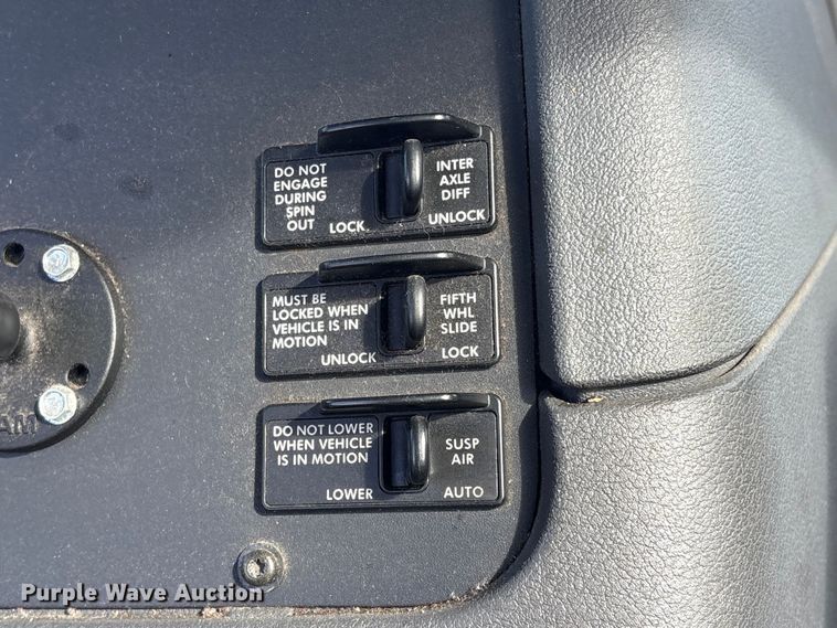 image for item EG9033 2015 Freightliner Cascadia 125 semi truck