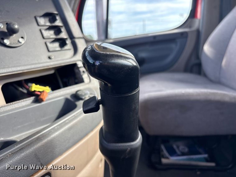 image for item EG9033 2015 Freightliner Cascadia 125 semi truck
