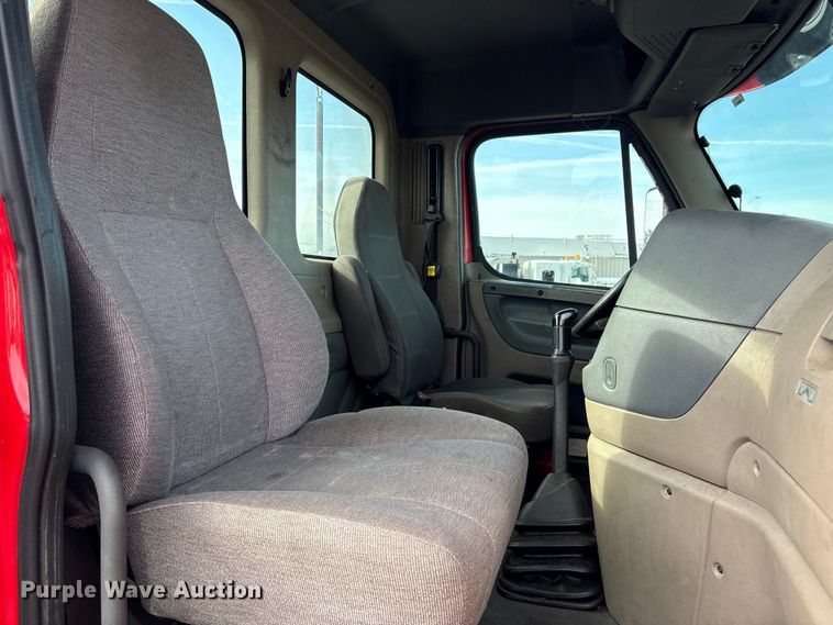 image for item EG9033 2015 Freightliner Cascadia 125 semi truck