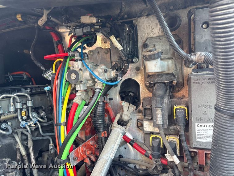 image for item EG9033 2015 Freightliner Cascadia 125 semi truck