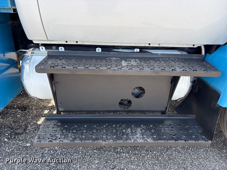 image for item EG9079 2018 Ford F-750 flatbed truck