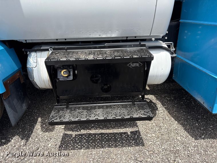 image for item EG9079 2018 Ford F-750 flatbed truck
