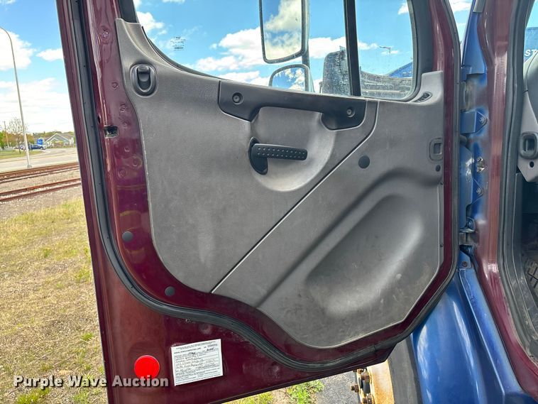image for item EM0102 2007 Freightliner Business class M2 box truck