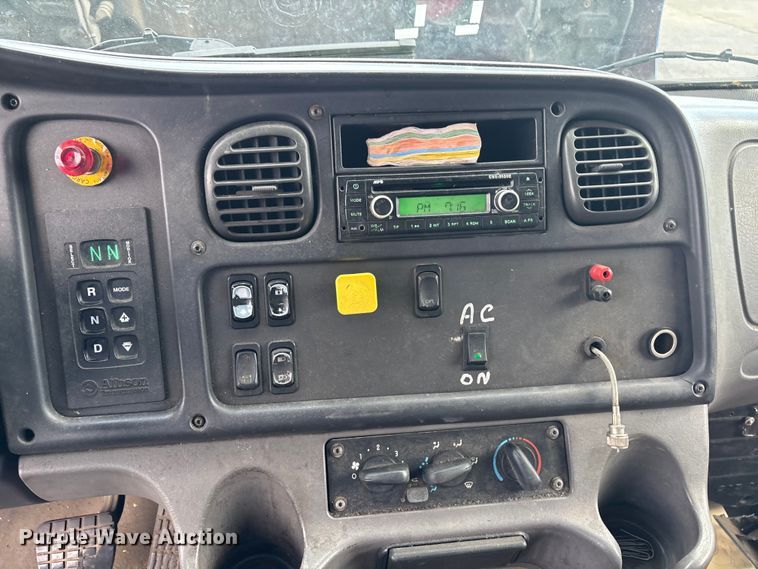 image for item EM0102 2007 Freightliner Business class M2 box truck