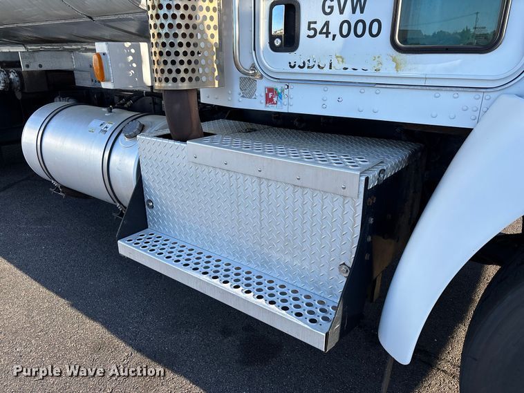 image for item EM0109 2009 Kenworth T370 fuel truck