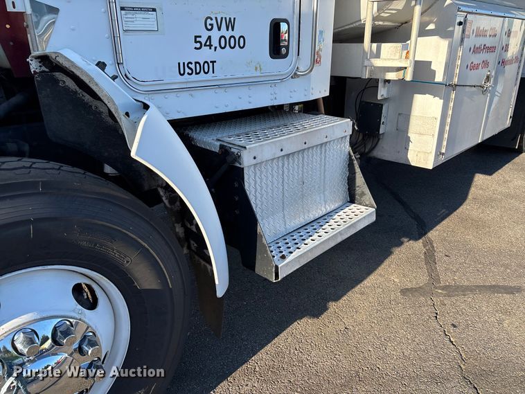 image for item EM0109 2009 Kenworth T370 fuel truck