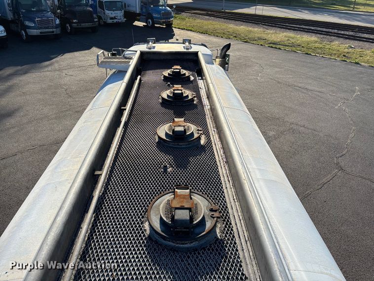 image for item EM0109 2009 Kenworth T370 fuel truck