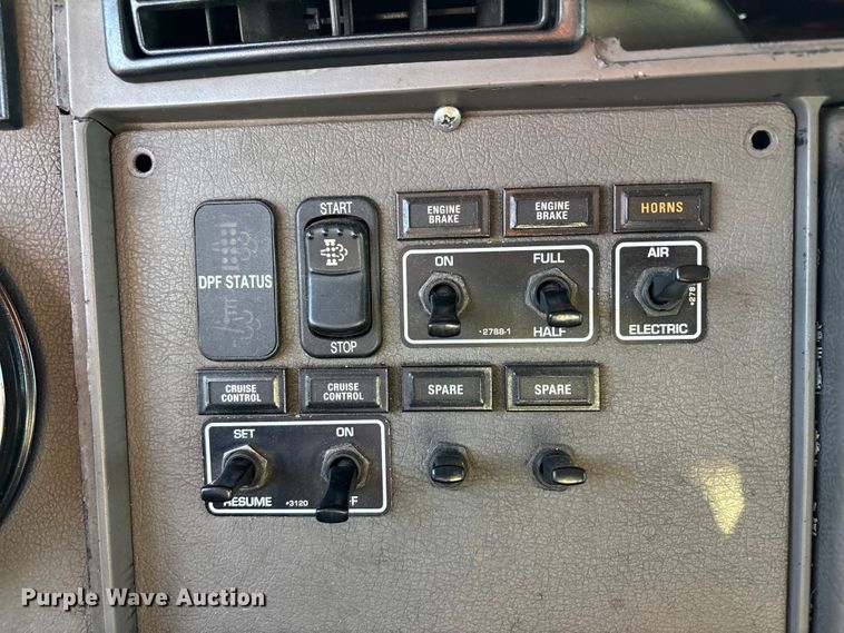 image for item EM0109 2009 Kenworth T370 fuel truck